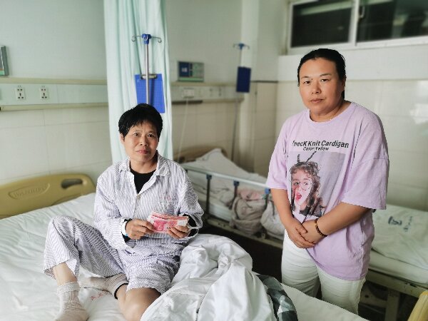 看望救助病苦患者